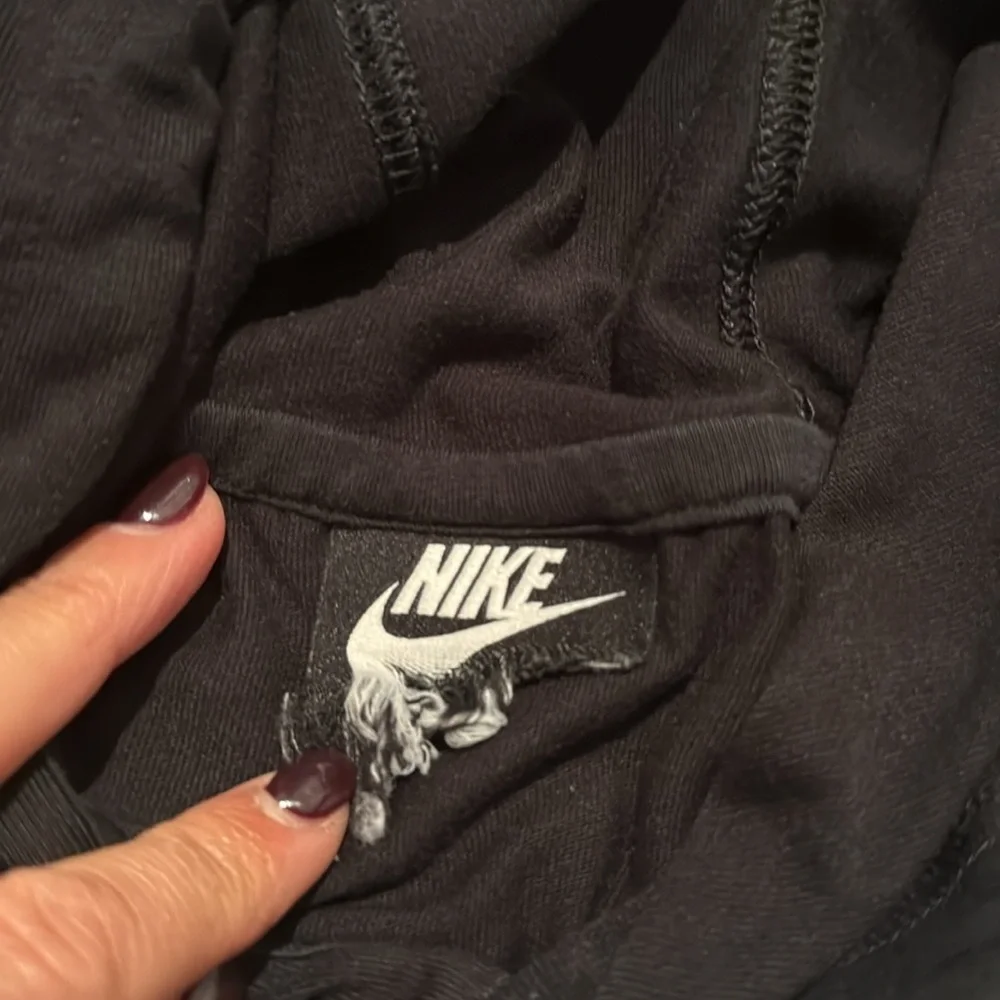 Nike youth boys Black thin Hoodie. Used good condition in youth size medium